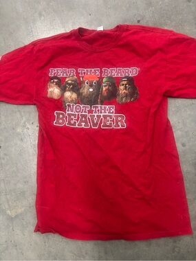 Buc-ee’s Fear The Beard Graphic Tee - Red small